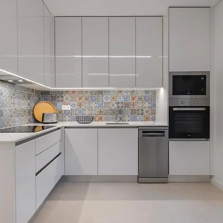 New By The Metro Appartement *