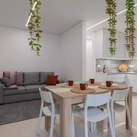 New By The Metro Appartement