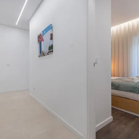 New By The Metro Appartement