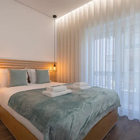 New By The Metro Апартаменты *