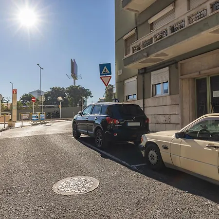 New By The Metro Апартаменты *