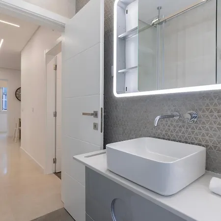 New By The Metro דירה