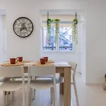 New By The Metro - 1e Apartment Lisbon