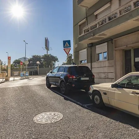 New By The Metro アパート *